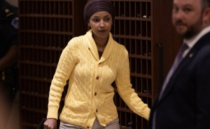 Izuzeti mobitel i pasoš kongresmenke Ilhan Omar: Prijeti joj oduzimanje američkog državljanstva