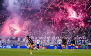 Navijači Hajduka bakljadom prekinuli utakmicu protiv Ajaxa