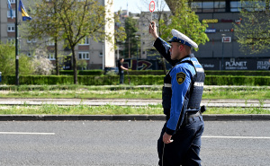 Vozio bez vozačke, automobilu istekla registracija: Policija u Sarajevu vozaču oduzela Forda