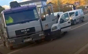 Nesreća na Mostarskom raskršću: Sudarili se kamion i dostavno vozilo, nastale velike gužve