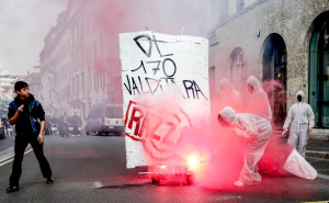 Strašni prizori u Italiji: Hiljade građana na ulicama, povrijeđeni policajci, otkazivali se letovi