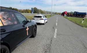 Hrvatska policija zaustavila i kaznila vozača: Pogledajte šta je imao istaknuto na haubi automobila