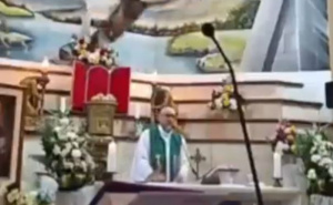 Uznemirujući video: Svećenik poginuo tokom mise nakon što je na njega pao veliki križ