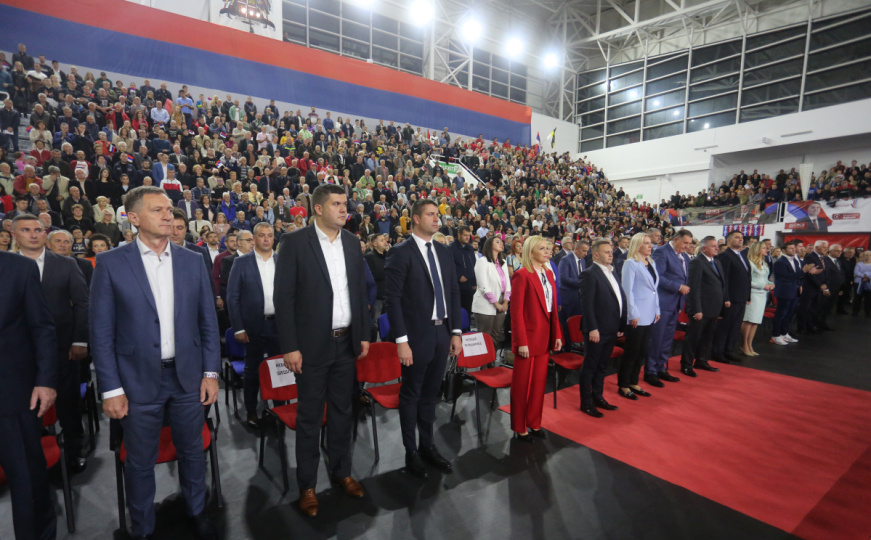 Saradnici Trumpa bili na završnom predizbornom skupu SNSD-a?
