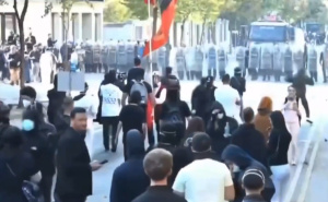 Eskalacija u Tirani: Demonstranti bacili Molotovljev koktel na zgradu Vlade, pale sve pred sobom