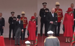 Da li je prekršio kraljevski protokol? Charles III skinuo šešir pred Sultanom od Omana