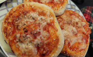 Mini pizze koje će svi obožavati: Jednostavan recept za ukusno domaće pecivo