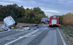 Teška nesreća kod Bijeljine: Kombi se prevrnuo, saobraćaj obustavljen