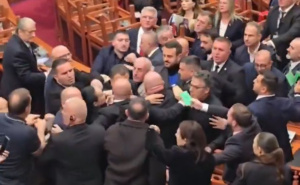 Letjele flaše i papiri: Sukobili se zastupnici u albanskom parlamentu