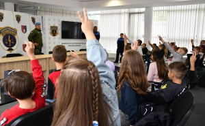 Policijski psi MUP-a KS ukrali show u školi u Vogošći: Mališani izbliza upoznali posao policajaca!