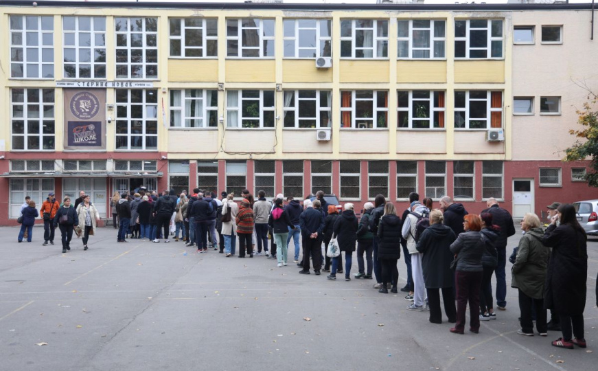 Građani Srbije glasaju na vanrednim parlamentarnim izborima: Veliki redovi ispred biračkih mjesta