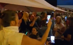 Atmosfera sa Zapadne obale: Zabava u Los Angelesu uoči izbora u Srbiji - "Svi glasaju za studente!"
