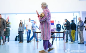 Birač u kućnom ogrtaču i papučama postao hit: Scena sa srbijanskih izbora obišla svijet