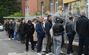 Gužve ispred Ambasade Srbije u Sarajevu: Dugi redovi građana koji čekaju da glasaju