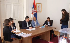 Državljani Srbije na glasanje u Mostar izašli podijeljeni: Jedni vjeruju Vučiću, drugi žele promjene
