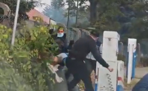 Pančevo: Maskirani muškarci napali grupu mladića ispred biračkog mjesta, korištene baklje i motke