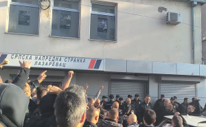Napeto u Srbiji: Građani opkolili prostorije SNS-a, tvrde da se u njima nalaze naoružani muškarci