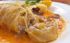 Sarma vam ispadne suha i tvrda? Evo koliko riže i luka ide na kilogram mesa