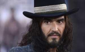 Russell Brand na sudu priznao zloupotrebu slave, ali ne i silovanje: "Sebično sam ganjao žene"