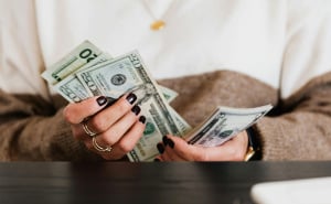 Novac stiže na neočekivan način: Tri znaka kojima novembar donosi finansijski preokret