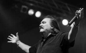 Preminuo Mišo Kovač, legendarni hrvatski pjevač