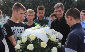  / Muk i tišinu presijecali su jecaji i plač: Na groblju Bare sahranjen dječak s Dobrinje, FOTO: Radiosarajevo.ba