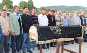  / Muk i tišinu presijecali su jecaji i plač: Na groblju Bare sahranjen dječak s Dobrinje, FOTO: Radiosarajevo.ba