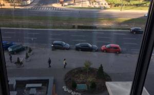  / Vozio suprotnom trakom u centru Sarajeva, parkirao i otišao..., FOTO: Čitatelj/Radiosarajevo.ba