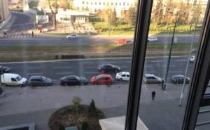  / Vozio suprotnom trakom u centru Sarajeva, parkirao i otišao..., FOTO: Čitatelj/Radiosarajevo.ba