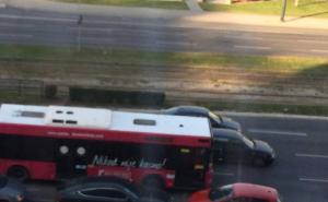  / Vozio suprotnom trakom u centru Sarajeva, parkirao i otišao..., FOTO: Čitatelj/Radiosarajevo.ba