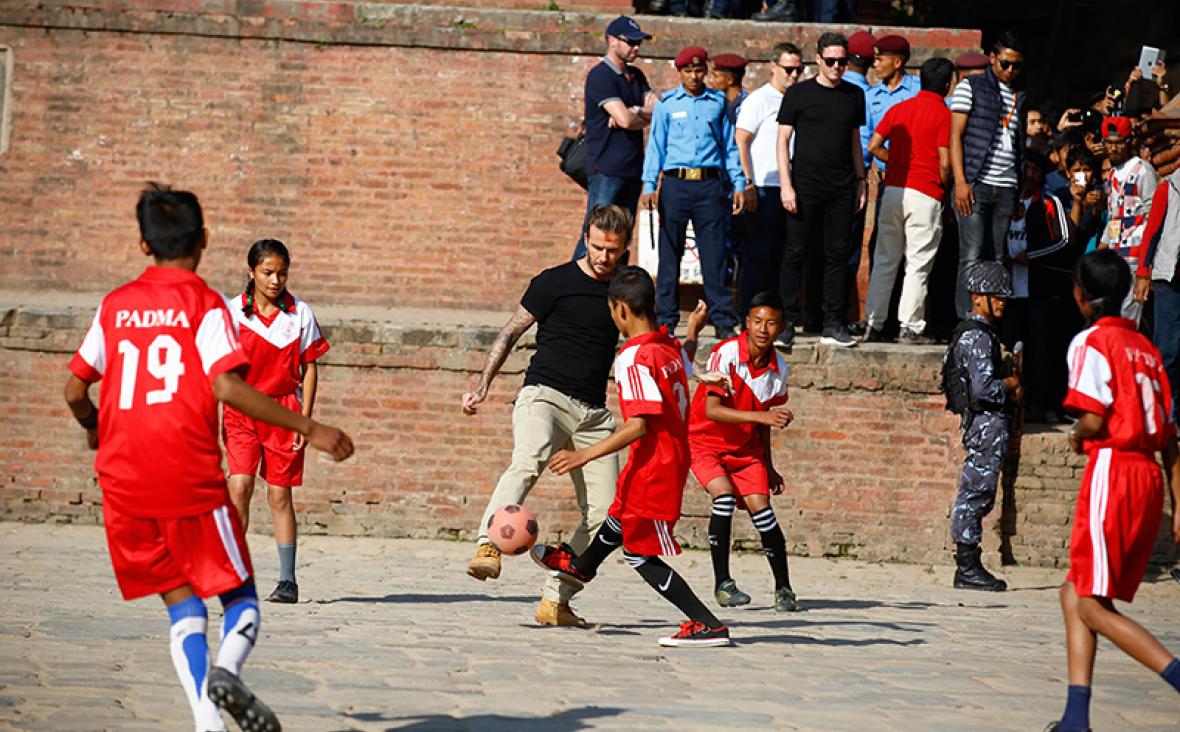 David Beckham Igrao Fudbal S Ucenicima U Nepalu Privukao Veliku Paznju Javnosti Foto Radio Sarajevo