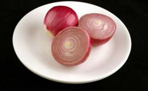  / Luk: Ukus jesenjeg i zimskog luka neuporediv je s lukom iz ostalih vremenskih doba. Tražite luk koji ima tamnu, deblju koru i obavezujne kupujte one koji nemaju mrnja. Ispržite ih s mesom ili lagano dinstajte da dodajte ukus svakom jelu.