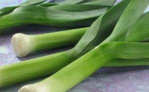  / Poriluk (prasa): Sličan mrkvama, i ukus poriluka izvlači se do maksimuma nakon prvog mraza. Kad ih kupujete, tražite biljke čiji je gornji dio svijetlo zelene boje i s većim bijelim dijelom. Autorica ih preporučuje s kajganom ili u supi s krompirom.