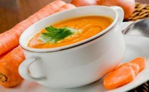  / Mrkve: Ovo je njihovo najbolje vrijeme. Isto važi i za pastrnjak i celer – njihov škrob postaje sladak nakon prvog mraza. Mrkva ide sjajno s ljutom alevom paprikom, pastrnjak s medom i orasima, a celer je sjajan s majčinom dušicom, kimom i korijanderom. 