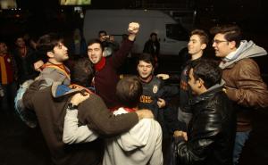  / Navijači dočekuju igrače Galatasaraya na sarajevskom aerodromu, FOTO: AA