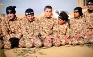  / Militanti Islamske države na razne načine navode djecu da se priključe organizaciji, uključujući i podjelu igračaka i slatkiša, kao i kroz priliku da mašu IS-ovom zastavom. Nakon što prihvate jednu od ovih ponuda, djeca su mnogo podložnija regrutiranju od