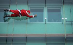  / Djeda mrazovi u Ljubljani obradovali djecu na Pedijatrijskoj klinici, FOTO: AA