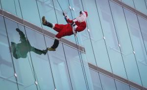  / Djeda mrazovi u Ljubljani obradovali djecu na Pedijatrijskoj klinici, FOTO: AA