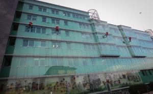  / Djeda mrazovi u Ljubljani obradovali djecu na Pedijatrijskoj klinici, FOTO: AA