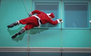  / Djeda mrazovi u Ljubljani obradovali djecu na Pedijatrijskoj klinici, FOTO: AA