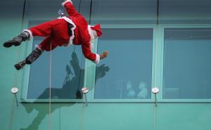  / Djeda mrazovi u Ljubljani obradovali djecu na Pedijatrijskoj klinici, FOTO: AA