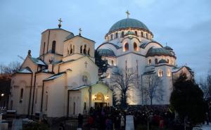  / Beograd: Patrijarh SPC Irinej predvodio osvećenje i paljenje badnjaka na platou ispred hrama Svetog Save, FOTO: AA