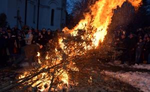  / Beograd: Patrijarh SPC Irinej predvodio osvećenje i paljenje badnjaka na platou ispred hrama Svetog Save, FOTO: AA