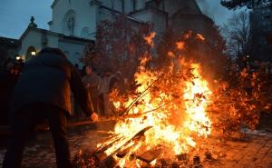  / Beograd: Patrijarh SPC Irinej predvodio osvećenje i paljenje badnjaka na platou ispred hrama Svetog Save, FOTO: AA