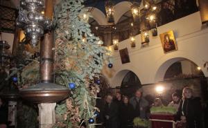  / U Staroj pravoslavnoj crkvi u Sarajevu paljen badnjak ususret Božiću, FOTO: Radiosarajevo.ba