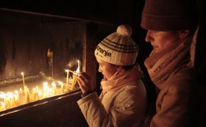  / U Staroj pravoslavnoj crkvi u Sarajevu paljen badnjak ususret Božiću, FOTO: Radiosarajevo.ba