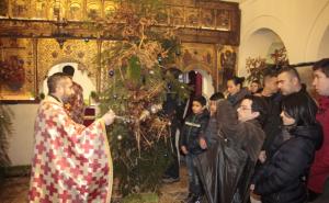  / U Staroj pravoslavnoj crkvi u Sarajevu paljen badnjak ususret Božiću, FOTO: Radiosarajevo.ba