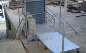  / Nermin Kožo konačno samostalno izašao iz kuće: Općina Novi Grad napravila lift, FOTO: Radiosarajevo.ba