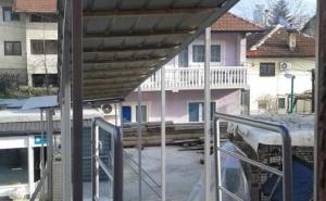  / Nermin Kožo konačno samostalno izašao iz kuće: Općina Novi Grad napravila lift, FOTO: Radiosarajevo.ba