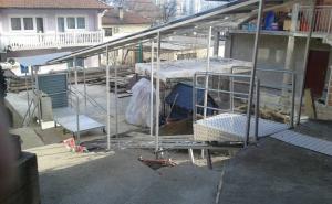  / Nermin Kožo konačno samostalno izašao iz kuće: Općina Novi Grad napravila lift, FOTO: Radiosarajevo.ba